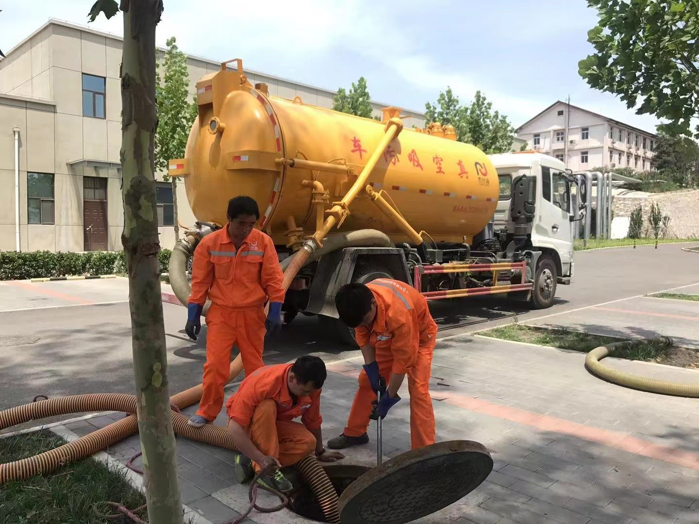 下城管道疏通车停在窨井附近