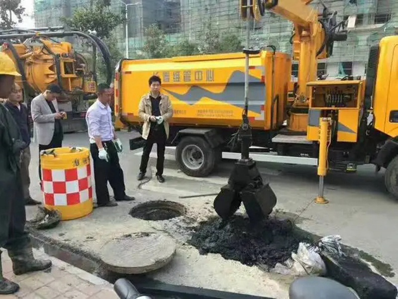 下城街道：网格员化身“清道夫”，为民解忧疏通“堵心”化粪池