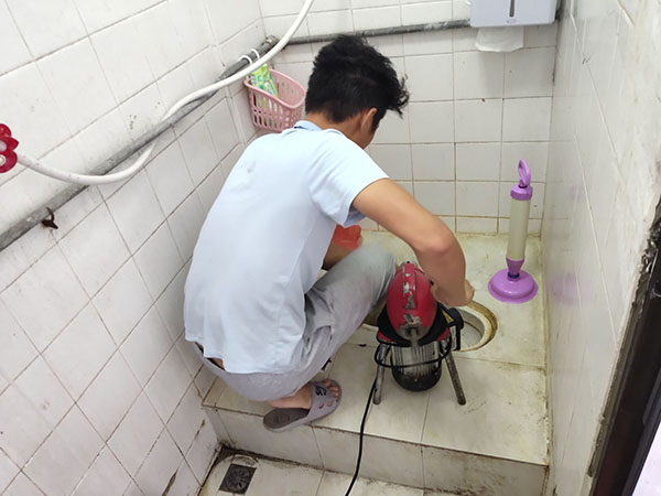 下城肥皂掉到马桶里把马桶堵住了怎么办？马桶堵住了怎么办