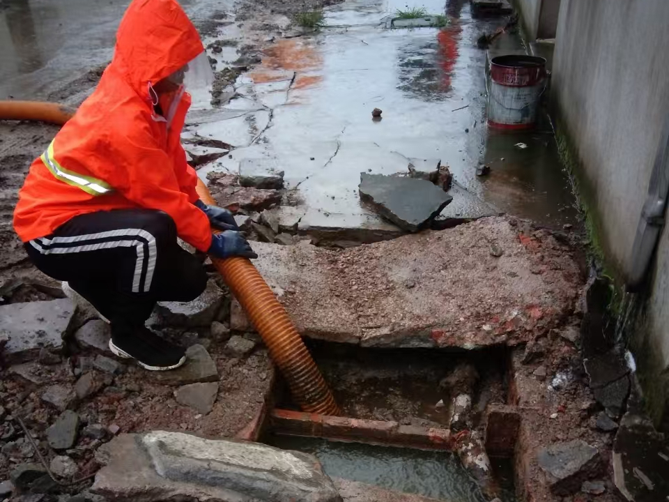 下城专业清理污水池 炜誉市政以规范流程守护城市 “肠道”